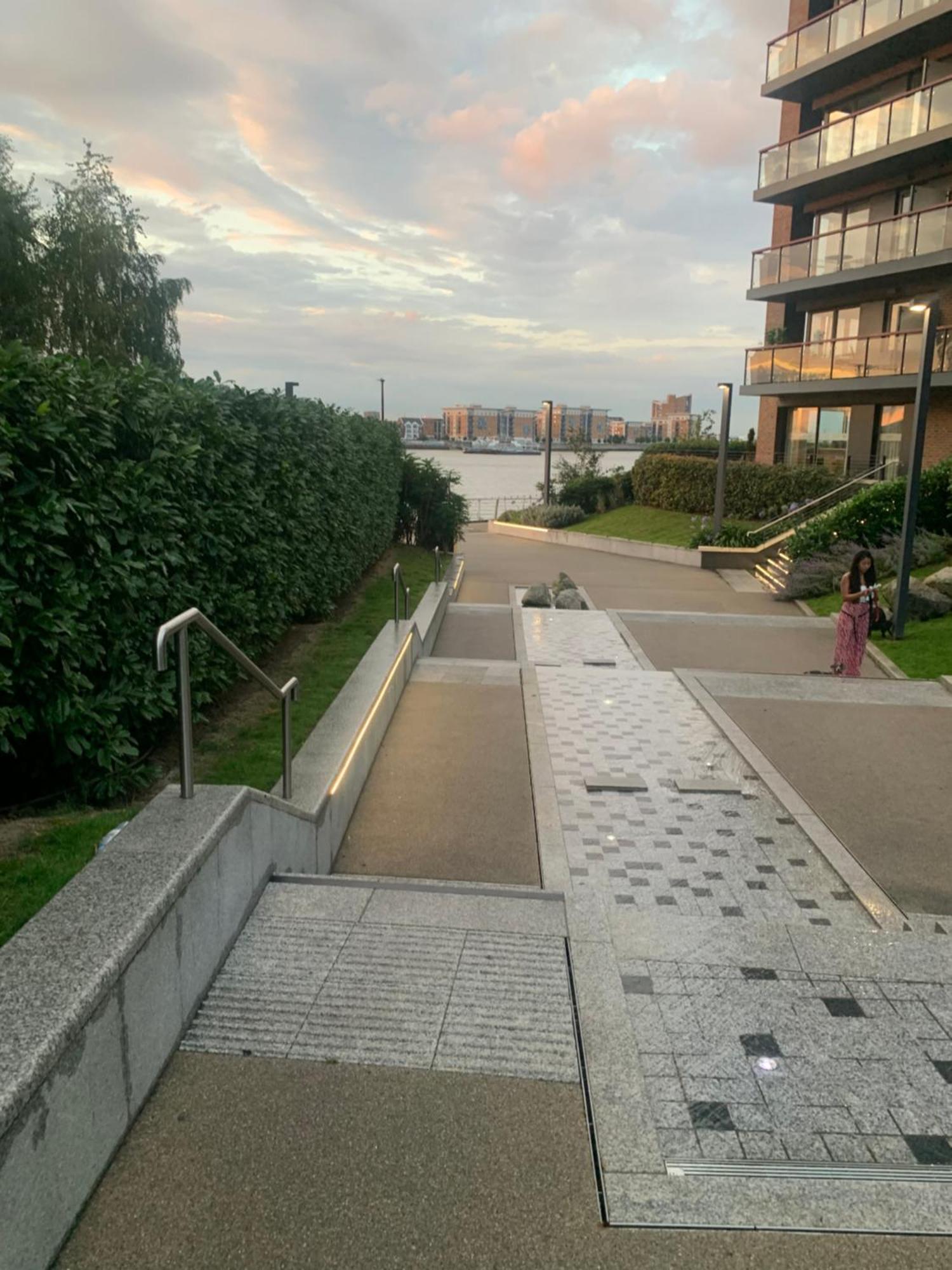 Luxury Riverside Apt With Easy Access To Central London, O2, Excel Centre And Parking Extérieur photo